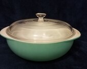 Vintage Pyrex 2 quart casserole in lovely turquoise with lid