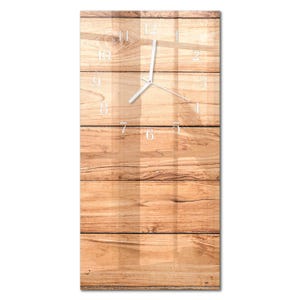 Op de afbeelding: Een rechthoekige wandklok met een houten plankontwerp. De wijzerplaat heeft witte cijfers en wijzers, met een heldere glazen overlay. Het ontwerp van de klok bootst natuurlijk hout na en voegt een rustieke toets toe.