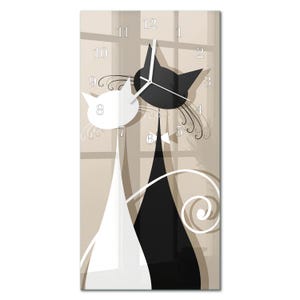 Puede incluir: Un reloj de pared rectangular con un diseño de gato en blanco y negro. La esfera del reloj tiene un fondo beige con los números del 1 al 12. Los gatos están estilizados con líneas largas y elegantes y un diseño caprichoso.