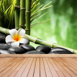 Frangipani Bamboo peel&stick o carta da parati murale / carta da parati in tessuto non tessuto con concetto spa con pietre di basalto zen bambù e fiore di frangipani rimovibile