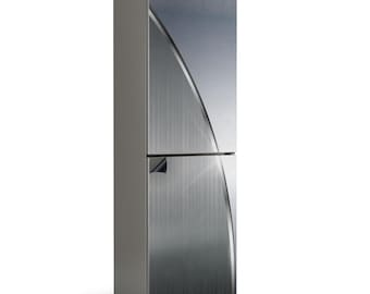 Puede incluir: Un refrigerador de dos puertas con acabado de acero inoxidable. El refrigerador tiene un diseño curvo en la puerta y un asa en la puerta inferior. La parte superior del refrigerador tiene un diseño degradado.