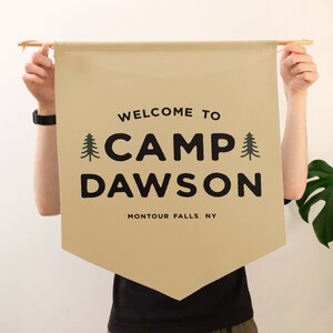 Bannière personnalisée sur le thème du camp avec date ou lieu - Idéale pour une décoration de chambre de garçon ou une fête à thème de camp Sand