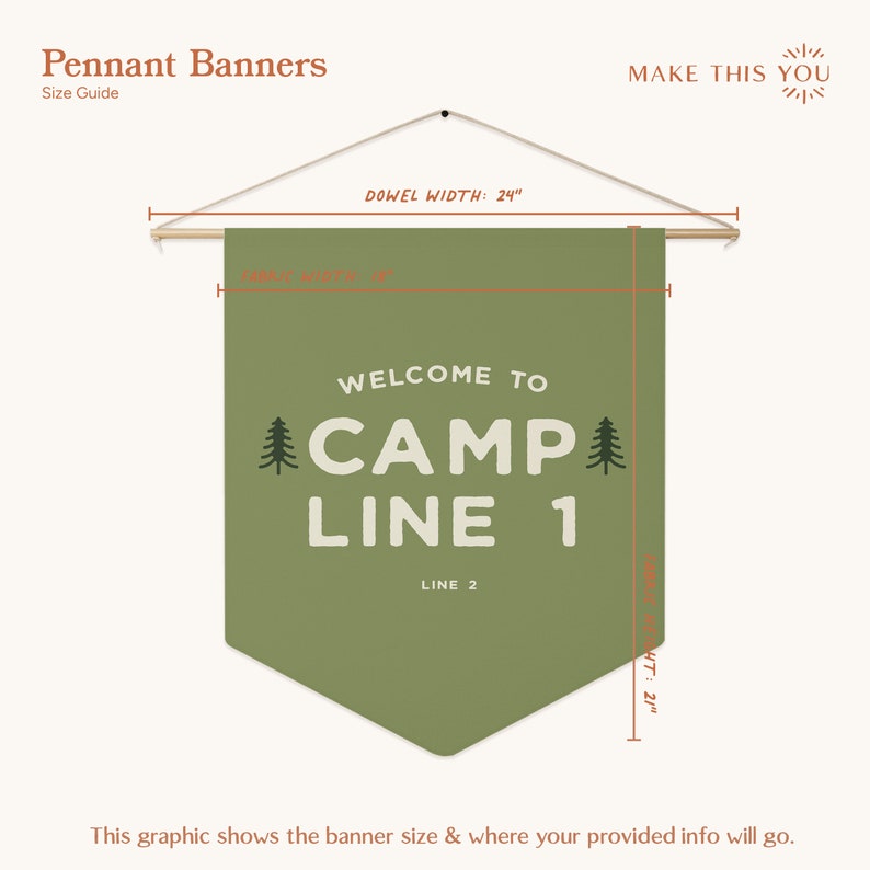 Peut inclure: Une banni&egrave;re en tissu vert olive suspendue &agrave; une tige en bois. Le texte indique "WELCOME TO CAMP LINE 1" et "LINE 2" avec des ic&ocirc;nes de sapins. Un guide des tailles indique une largeur de tige de 61 cm, une largeur de tissu de 46 cm et une hauteur de 53 cm.