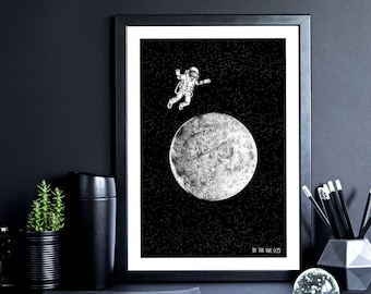 Man op de maan - Zeefdruk, limited edition, beeldende kunst, kosmonaut, ruimte, volle maan, sterrenhemel, sterren, poster, print