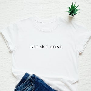Get Shit Done Shirt, lustiges motivierendes Shirt, minimalistisches inspirierendes T-shirt, Ingenieur Geschenk, Geek Shirt, Programmierer, System Admin Tee