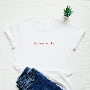 Camisa homebody, linda camiseta introvertida, trabajo desde casa, quédate en casa, camiseta gráfica minimalista