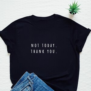 Hoy no camiseta, camisa minimalista, camiseta de declaración, divertido, feliz, vacaciones, vacaciones, vacay, brunch, libertad, igualdad, igualdad de derechos, regalo