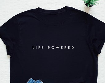 Life powered T-shirt, be happy shirt, enjoy life tee, LGBT Spruch Shirt, Ökologie Zitat T-shirt, stylisches Fashion T Shirt, lustige smart Geschenk T-Shirt