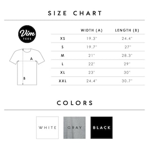 Op de afbeelding: Maattabel voor T-shirts met afmetingen in inches voor breedte en lengte. De maten omvatten XS, S, M, L, XL en XXL. Kleuropties omvatten wit, grijs en zwart.