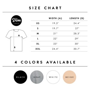 Puede incluir: Tabla de tallas para camisetas con medidas en pulgadas para el ancho y la longitud. Las tallas incluyen XS, S, M, L, XL y XXL. Se muestran cuatro opciones de color: negro, gris, blanco y beige.
