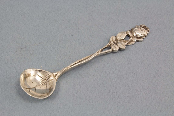 Cucchiaio di sale in argento, cucchiaio di spezie con motivo a rose -   Italia