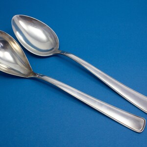2 Servierlöffel, large vegetable spoon with matching sauce spoon, silver-plated serving spoon