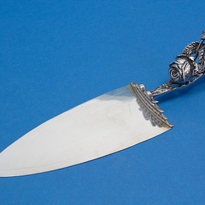 Cake server with beautiful rose decoration in silver, silver cutlery
