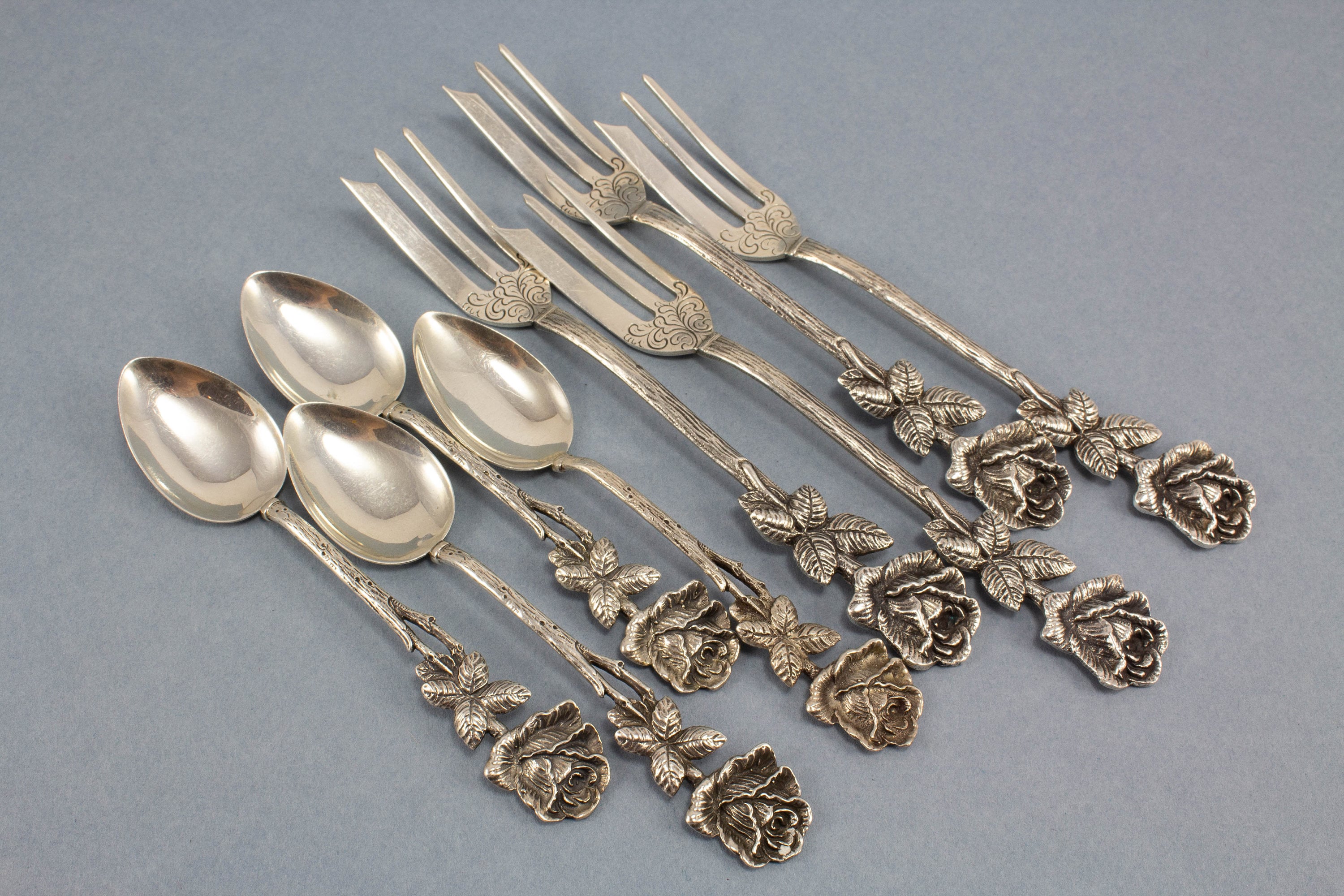Elegante set di posate in argento per 4 persone, 4 cucchiai moka e 4  forchette dolce -  Italia