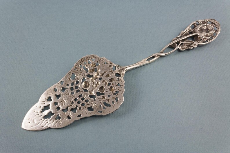 Fantastic cake server in 800 silver antique