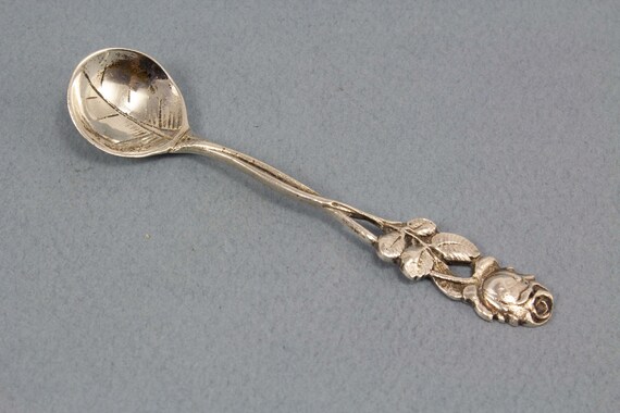 Cucchiaio, Cast cucchiaio d'argento con un gambo decorato con