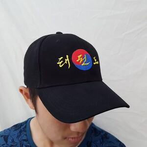 Koreanische Kampfkünste Tae Kwon Do mit den koreanischen Flaggenfarben gestickt auf Baseballkappe, Mütze oder Truckermütze.