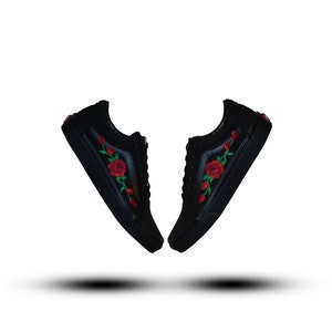 all black vans with white stripe