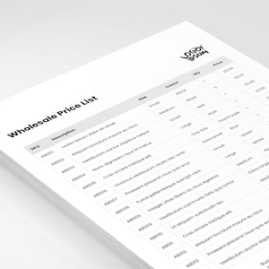 Può includere: Un listino prezzi all'ingrosso in bianco e nero con colonne per SKU, descrizione, taglia, colore, quantità e prezzo. L'elenco include articoli come un berretto da baseball bianco e nero, una camicia a righe rosse e bianche e una camicia a righe blu e bianche.