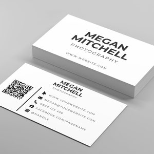 Könnte beinhalten: Weiße Visitenkarte mit schwarzem Text. Der Text lautet "Megan Mitchell Photography" und "www.website.com". Die Rückseite der Karte enthält einen QR-Code, eine Website-Adresse, eine E-Mail-Adresse, eine Telefonnummer, eine Facebook-Seitenadresse und einen Handle.