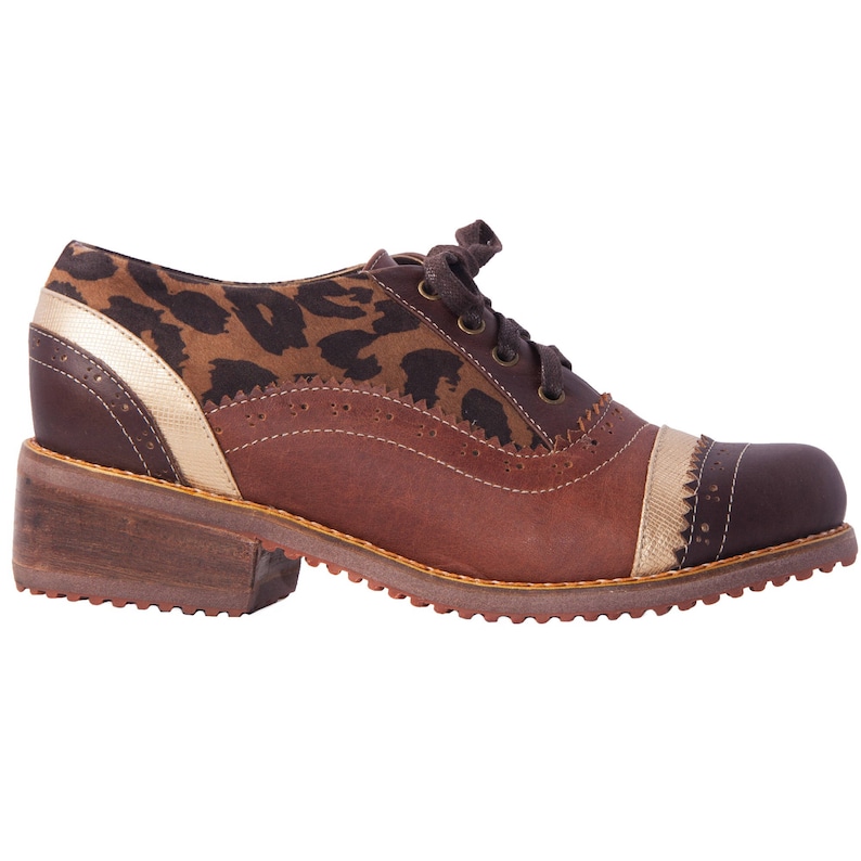 K&ouml;nnte beinhalten: Braune Lederschuhe im Oxford-Stil mit Leopardenmuster und goldenen Akzenten. Die Schuhe haben einen Schn&uuml;rverschluss und einen dicken Absatz.