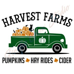 Könnte beinhalten: Illustration eines grünen Oldtimer-Pickups mit den Worten "HARVEST FARMS" darüber. Die Ladefläche des Trucks ist mit orangefarbenen Kürbissen und einer schwarzen Katze gefüllt. Die Wörter "PUMPKINS", "HAY RIDES" und "CIDER" stehen darunter.