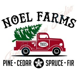Könnte beinhalten: Grafik eines roten Oldtimer-Trucks mit den Worten "NOEL FARMS" darüber und "TREES" an der Seite. Ein grüner Weihnachtsbaum befindet sich in der Ladefläche. Der Text unten lautet "PINE • CEDAR • SPRUCE • FIR".
