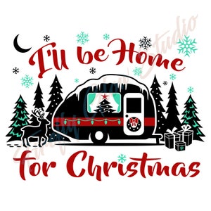 Könnte beinhalten: Ein schwarzer und roter Wohnwagen mit einem schneebedeckten Dach und einem Weihnachtsbaum im Fenster. Der Text "I'll be home for Christmas" steht über dem Wohnwagen.