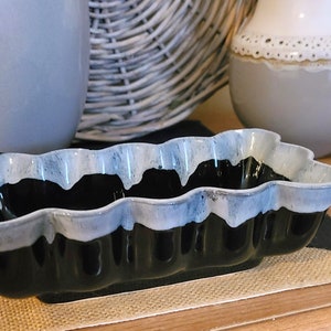 Vintage Schwarze Drip-glasierte scalloped USA Keramik