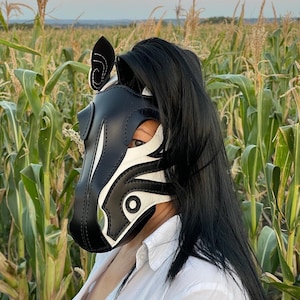 Máscara de caballo de cuero genuino hecha a mano, edición en blanco y negro, ideal para cosplay, carnaval y juegos de ponis.