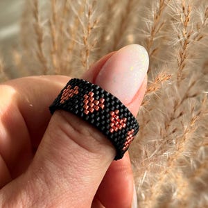 Anello con perline Miyuki nero e oro – regalo largo, minimalista e alla moda