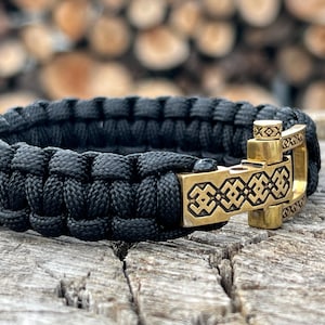 Paracord Bracelet with Viking Knot Shackle – Rugged Survival Accessory for Men