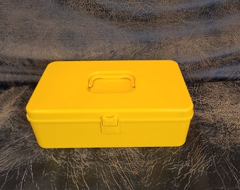 Boîte de rangement jaune pour fils et notions Wil Hold avec un plateau