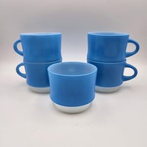 Puede incluir: Juego de seis tazas de cerámica azul y blanca. Las tazas están apiladas en pares, con el lado azul hacia afuera.