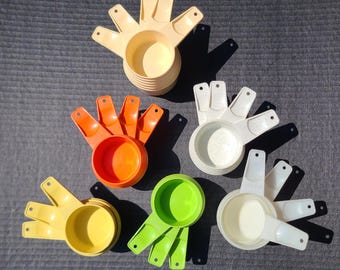 Copos medidores de reposição Tupperware da Choice, em diversas cores e tamanhos.