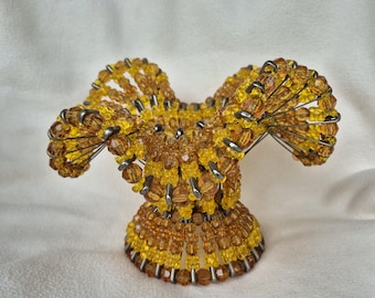Cesta artesanal hecha a mano con cuentas y alfileres de seguridad, arte popular, color oro y amarillo ámbar.
