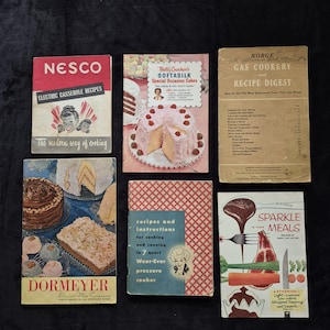 以下が含まれることがあります： Nesco Electric Casserole Recipes、Betty Crocker Softasilk Special Occasion Cakes、Norge Gas Cookery and Recipe Digest、Dormeyer Electric Mix Treasures、Wear-Ever圧力鍋ガイド、Sparkle Mealsを含む6冊のヴィンテージレシピ小冊子コレクション。