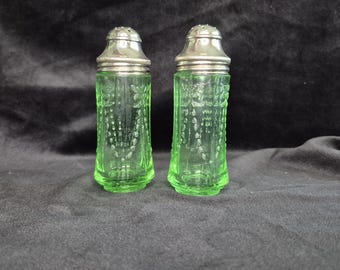 Pair Federal Madrid Salt and Pepper Shakers Uranium Depression Glass