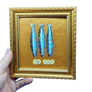 キッチンストーリーシリーズ No.9 - イワシの絵画 4.8x4.3インチ オリジナルアクリルアート ゴールドフレーム すぐに飾れる キッチン壁飾り 画像 3