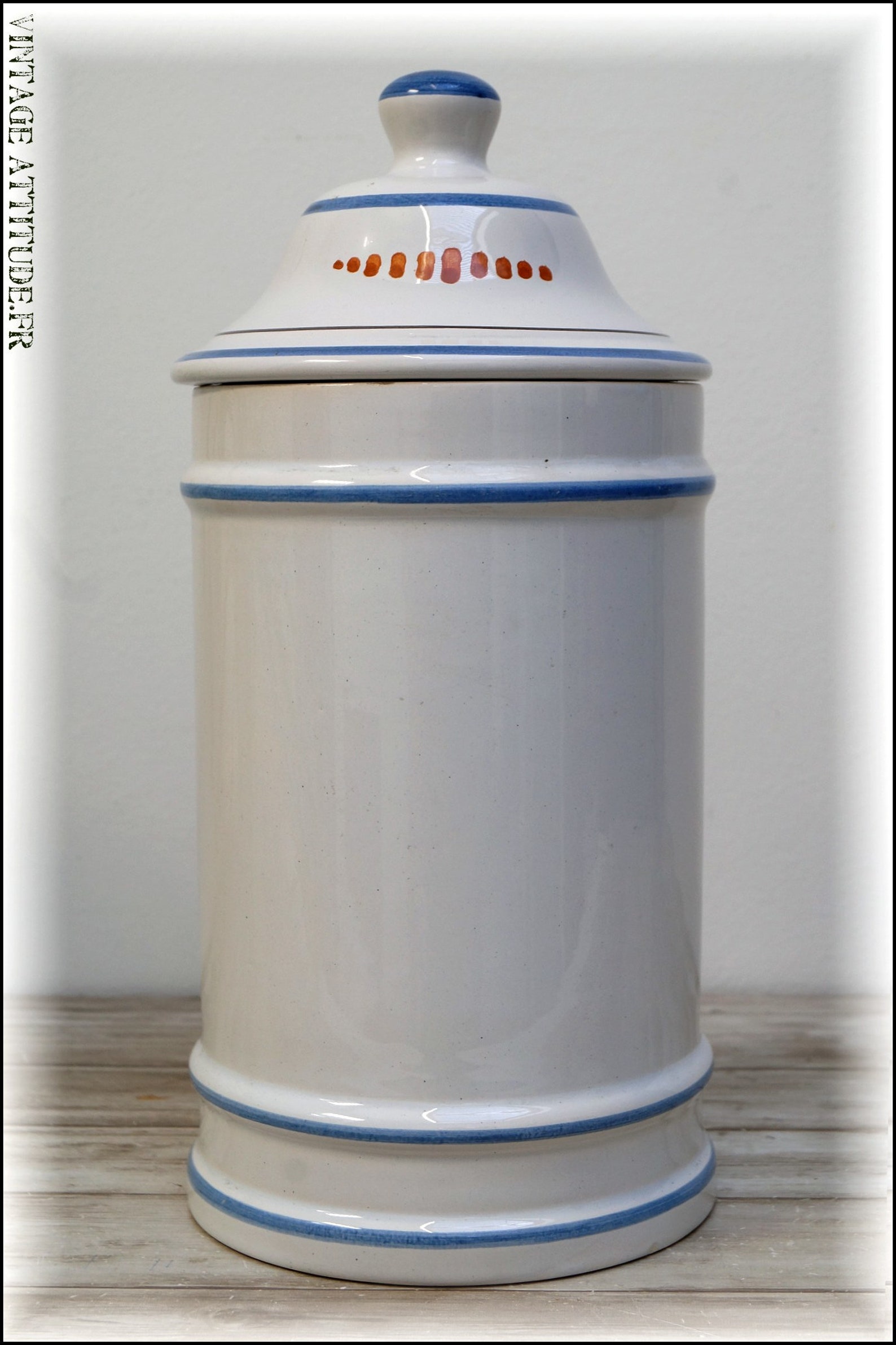 Pot blanc en opaline - Ressourcerie Histoires Sans Fin Pot blanc en opaline - Ressourcerie Histoires Sans Fin