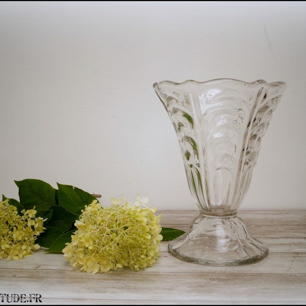 Vase en verre presse-moulé