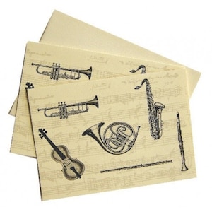 Puede incluir: Un juego de tres tarjetas de notas de color crema con un tema musical. Las tarjetas presentan ilustraciones en blanco y negro de una trompeta, un trompa, un violín, un clarinete y un saxofón. Las tarjetas están impresas con un fondo de pentagrama musical.