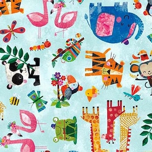 Puede incluir: Un patrón caprichoso con animales de dibujos animados coloridos sobre un fondo azul claro. El diseño incluye flamencos, jirafas, tigres, elefantes, monos y otras criaturas. Las ilustraciones tienen un estilo juguetón e infantil.