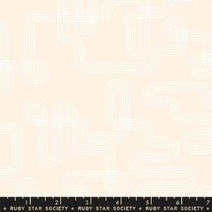 Puede incluir: Tela color crema con un patrón repetitivo de líneas blancas y curvas. Las líneas crean un diseño laberíntico sobre un fondo melocotón claro. En la parte inferior de la tela hay una regla negra con el texto "RUBY STAR SOCIETY".