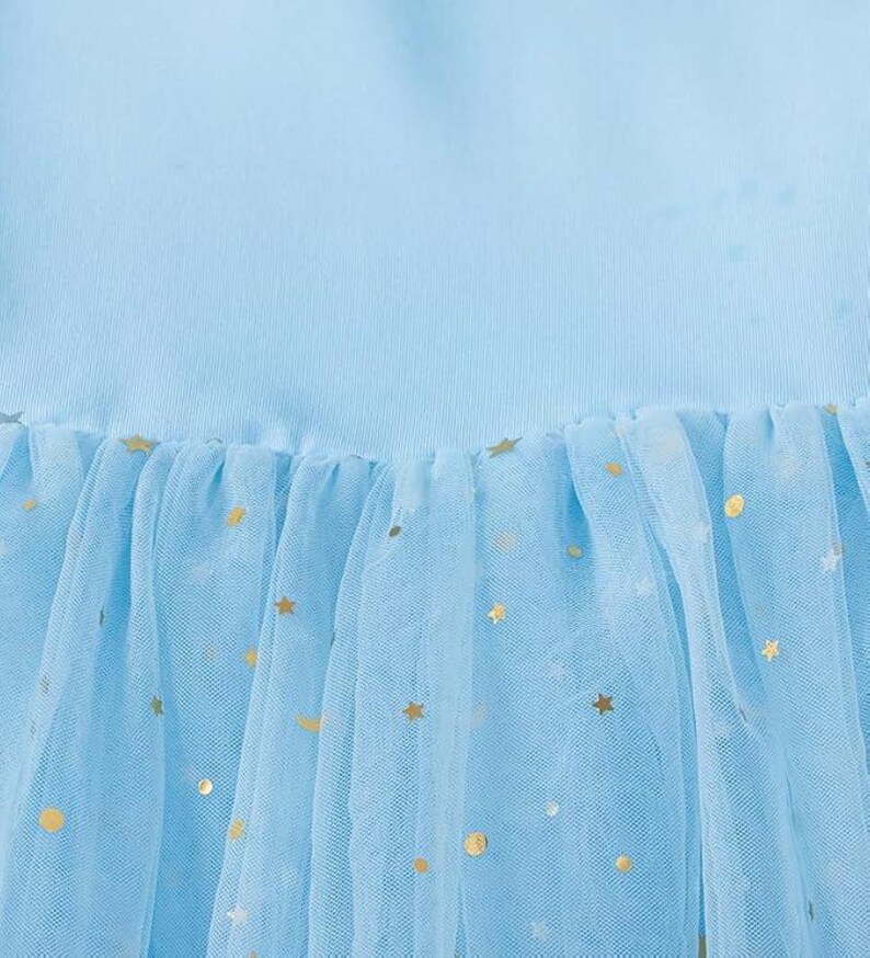 K&ouml;nnte beinhalten: Hellblaues Kleid mit T&uuml;llrock. Der T&uuml;ll ist mit goldenen Sternen und Monden verziert. Das Oberteil des Kleides besteht aus einem einfarbigen hellblauen Stoff.