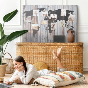 Wereldkaart op houten planken, reistracker, groot kurkbord, zwart-wit, punaises, kurkbord, reiskaart