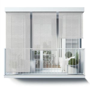 Op de afbeelding: Witte balkonjaloezieën met een chevron-patroon, die schaduw en privacy bieden voor een balkon met een wit hekwerk en potplanten.