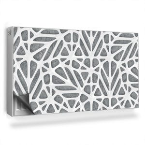 Op de afbeelding: Een witte radiatorbekleding met een geometrisch patroon van witte lijnen op een grijze achtergrond. De bekleding is ontworpen om een lelijke radiator te verbergen en een decoratieve touch aan een kamer toe te voegen.