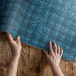 Wzór tkaniny z nieregularnych nici na dywanik na werandę, wzory na dywan zewnętrzny, niebieski dywanik winylowy, dywanik przy basenie, dywanik wodoodporny