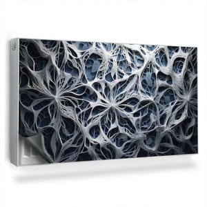 Puede incluir: Impresión de arte abstracto con un patrón orgánico blanco, intrincado y delicado sobre un fondo azul oscuro.